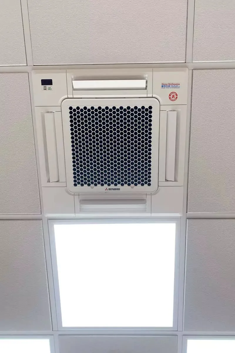 Deckenkassette einer Klimaanlage in einer Bürodecke