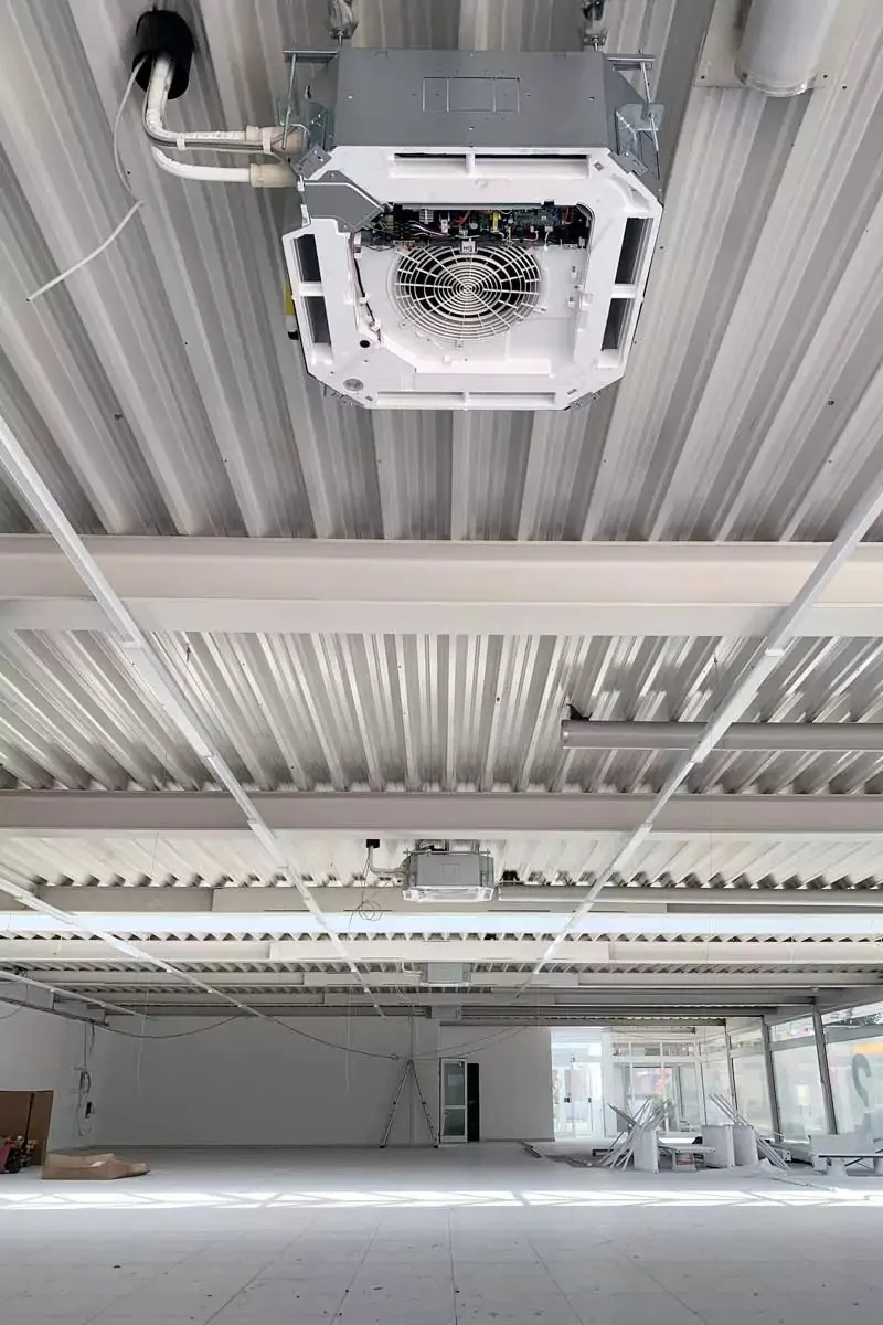 Kassettengerät unter der Trapezblechdecke eines Autohauses