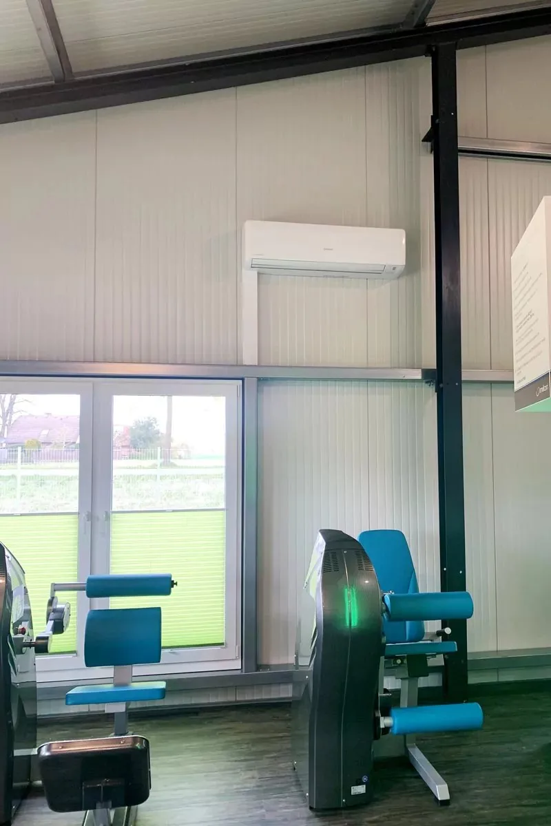 Wandgerät über der Fensterfront eines Fitnessraums